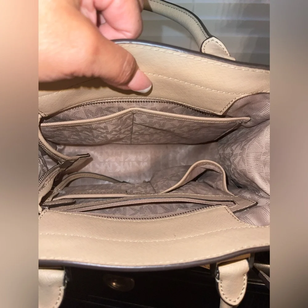 Michael Kors BRIDGETTE LEATHER‎ CROSSBODY BAG - Picture 14 of 16
